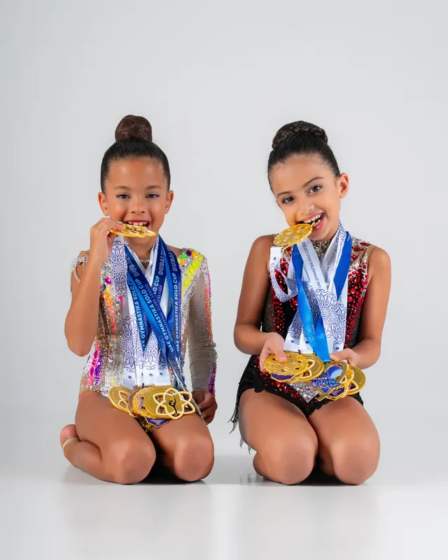 Гимнастки GYMNASTIKA с медалями
